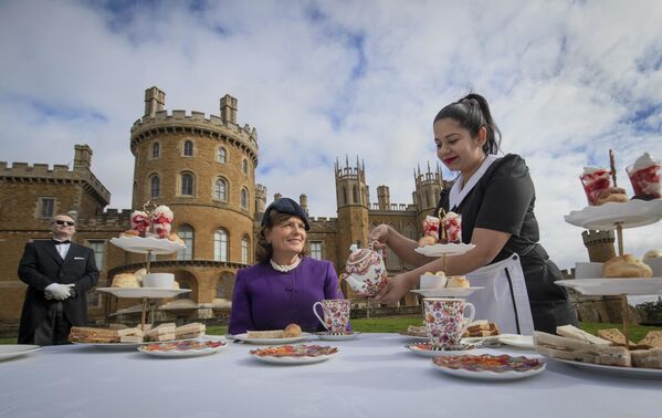 إيما مانر، دوقة روتلاند، تحتسي الشاي، خلال حفل إطلاق شاي ما بعد الظهيرة الملكي المستوحى من مسلسل "ذا كراون" في قلعة بيلفوار، غرانثام. - سبوتنيك عربي