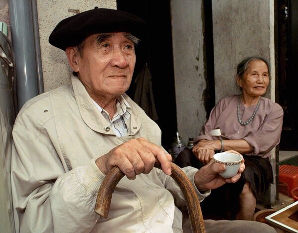 رجل من فيتنام يرتدي قبعة فرنسية، يستمتع باحتساء الشاي. - سبوتنيك عربي