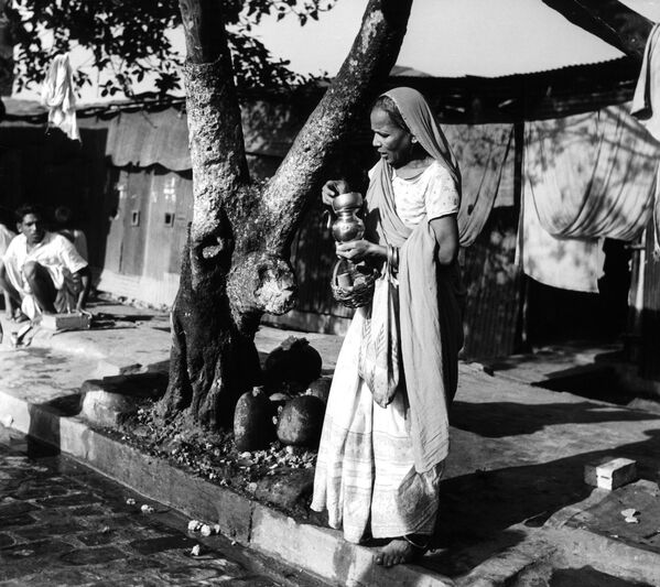 امرأة تحضر إبريق الشاي في كلكتا، الهند. - سبوتنيك عربي