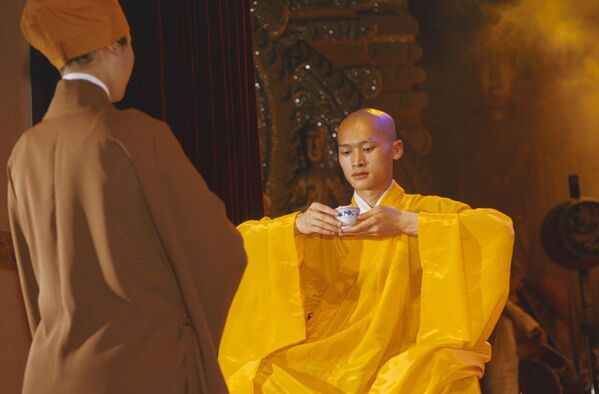 حفل للشاي بمناسبة تعيين شي يونغ شو، القس الجديد لمعابد إيمي، في جبل إيمي بمقاطعة سيتشوان، الصين. - سبوتنيك عربي