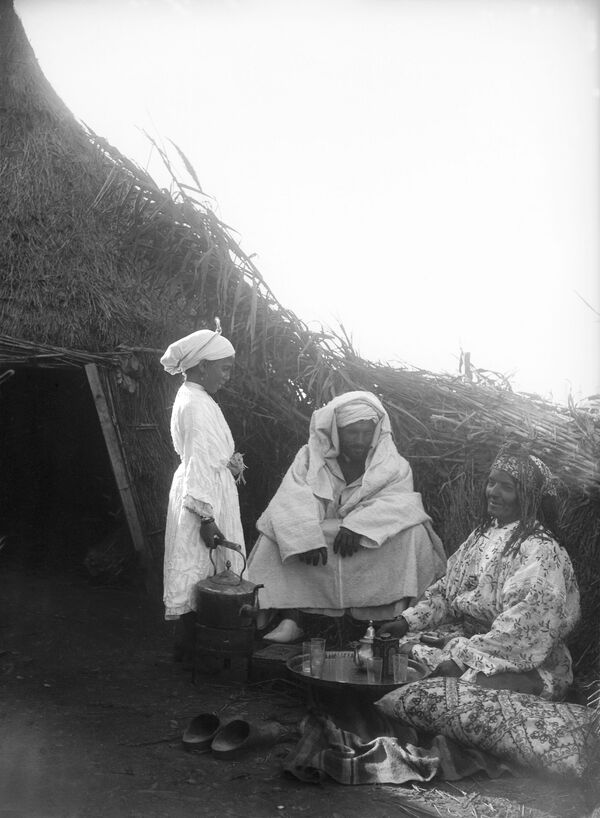 صورة قديمة لحفل شاي النعناع المغربي عام 1936 في المغرب. - سبوتنيك عربي