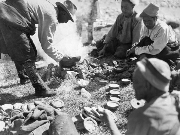 فلاحون تبتيون يحضّرون التسامبا، بإضافة قطعة من الزبدة وحفنة من دقيق الشعير المحمص إلى وعاء من الشاي. - سبوتنيك عربي