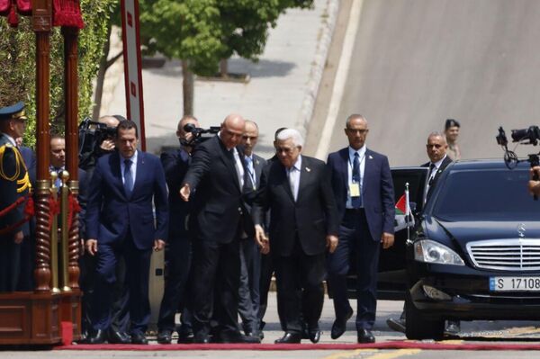 الرئيس اللبناني جوزيف عون والرئيس الفلسطيني محمود عباس  - سبوتنيك عربي