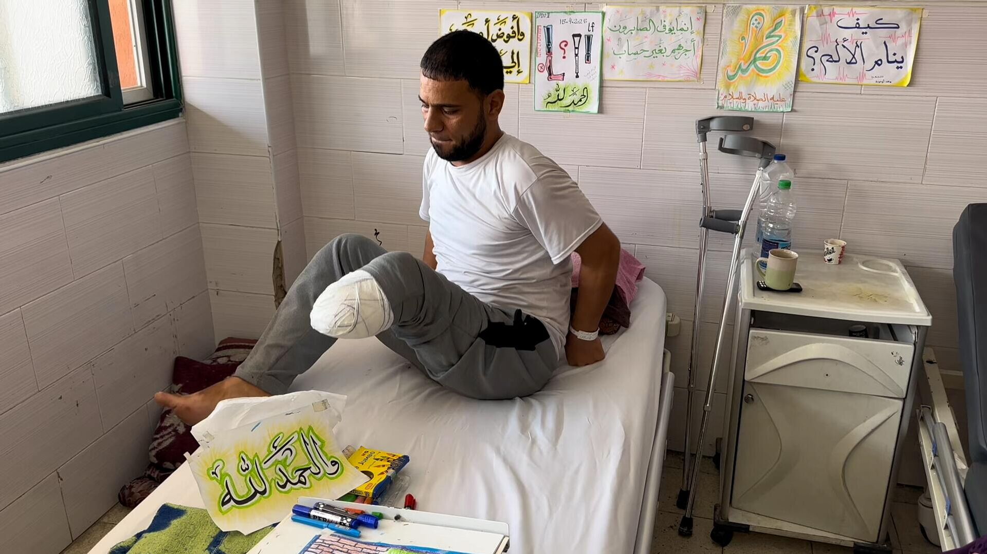 فلسطيني يعبر بالرسم عن فقد قدمه ومعاناته داخل المشفى في قطاع غزة   - سبوتنيك عربي, 1920, 21.05.2025