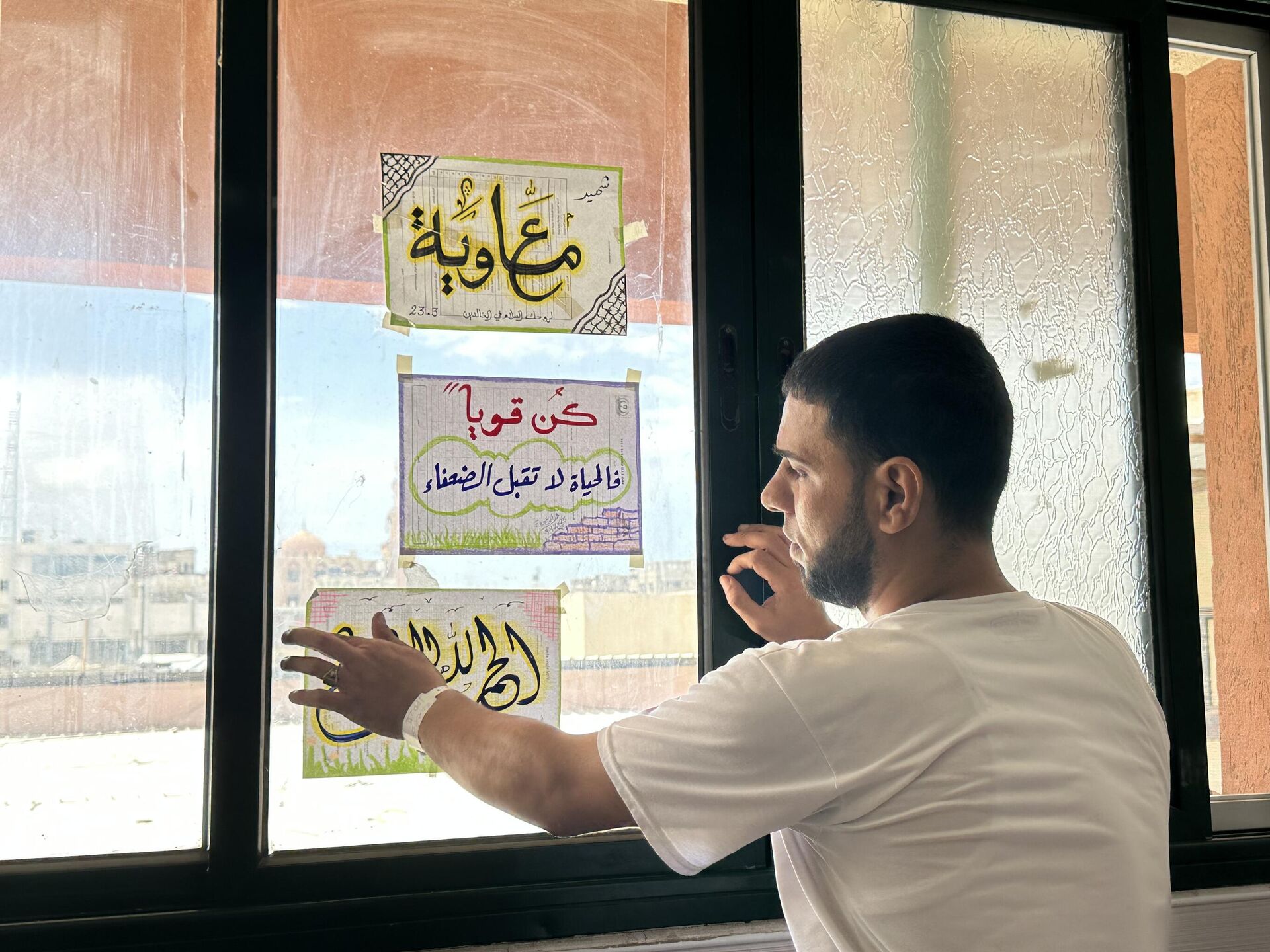 فلسطيني يعبر بالرسم عن فقد قدمه ومعاناته داخل المشفى في قطاع غزة   - سبوتنيك عربي, 1920, 21.05.2025