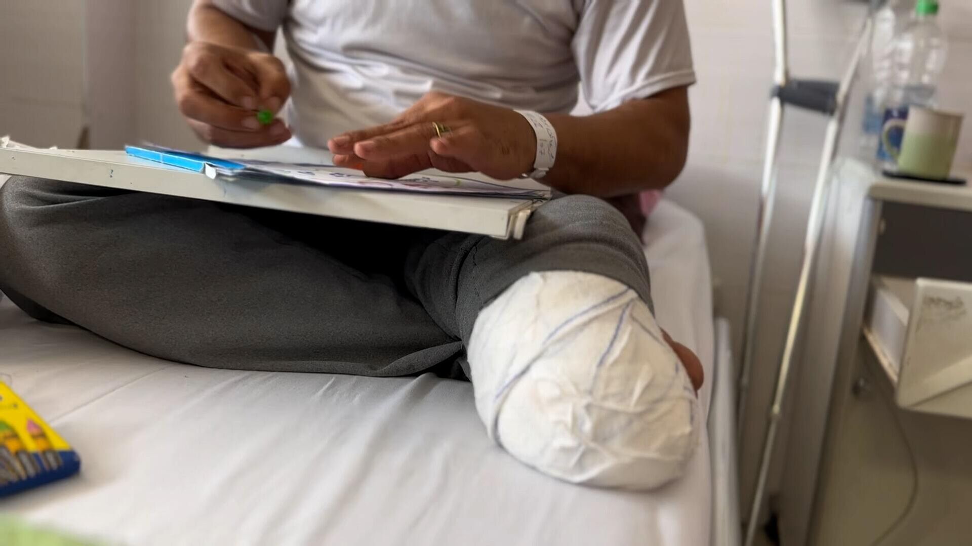 فلسطيني يعبر بالرسم عن فقد قدمه ومعاناته داخل المشفى في قطاع غزة   - سبوتنيك عربي, 1920, 21.05.2025