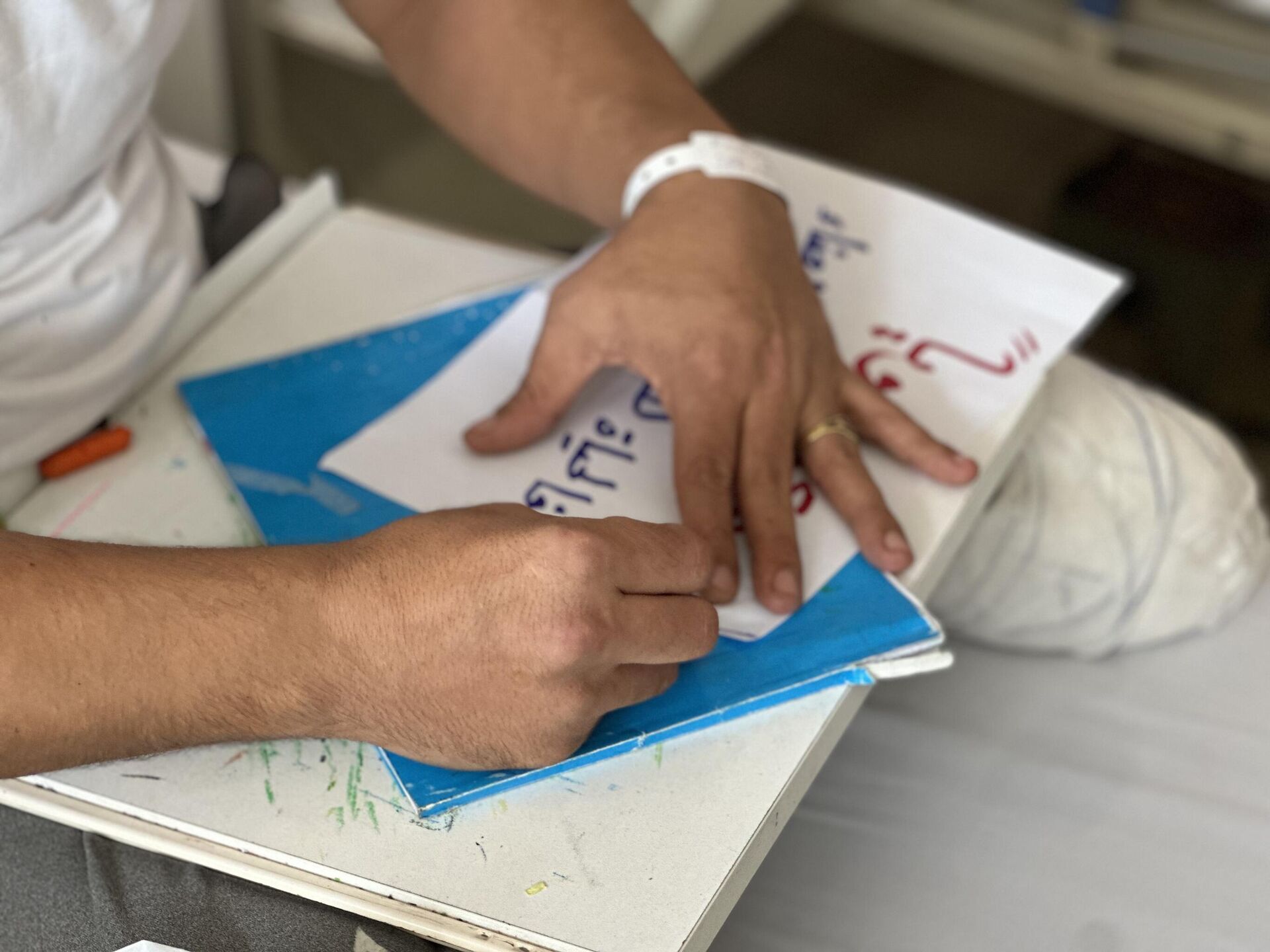 فلسطيني يعبر بالرسم عن فقد قدمه ومعاناته داخل المشفى في قطاع غزة   - سبوتنيك عربي, 1920, 21.05.2025