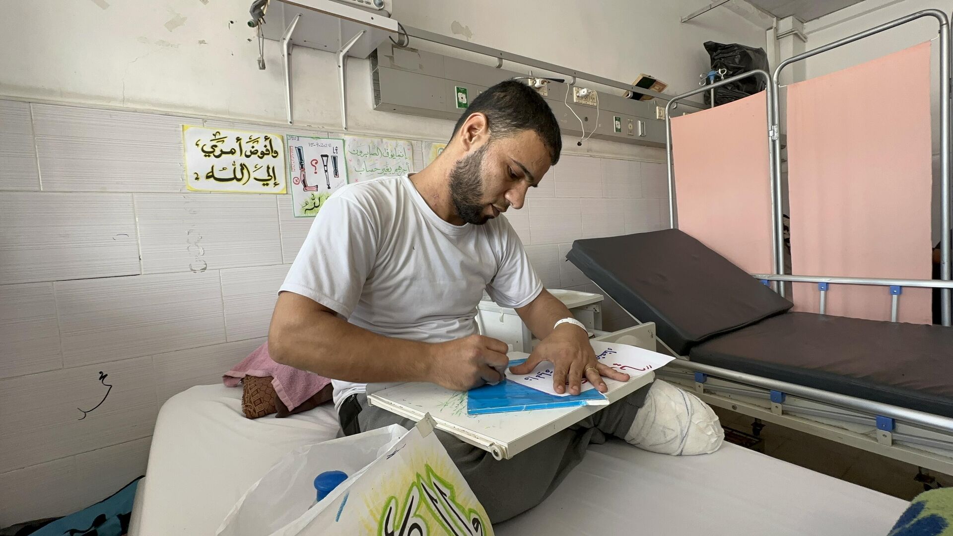 فلسطيني يعبر بالرسم عن فقد قدمه ومعاناته داخل المشفى في قطاع غزة   - سبوتنيك عربي, 1920, 21.05.2025