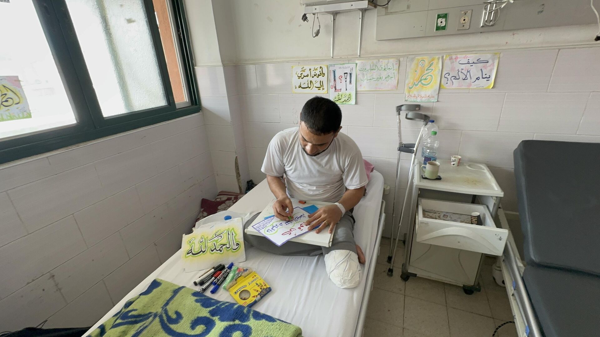 فلسطيني يعبر بالرسم عن فقد قدمه ومعاناته داخل المشفى في قطاع غزة   - سبوتنيك عربي, 1920, 21.05.2025