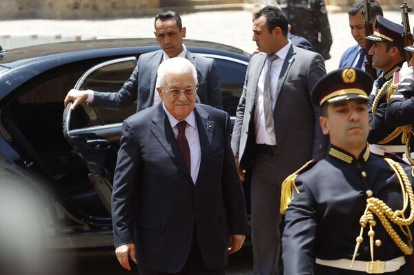 استقبال رئيس مجلس الوزراء اللبناني نواف سلام للرئيس الفلسطيني محمود عباس - سبوتنيك عربي