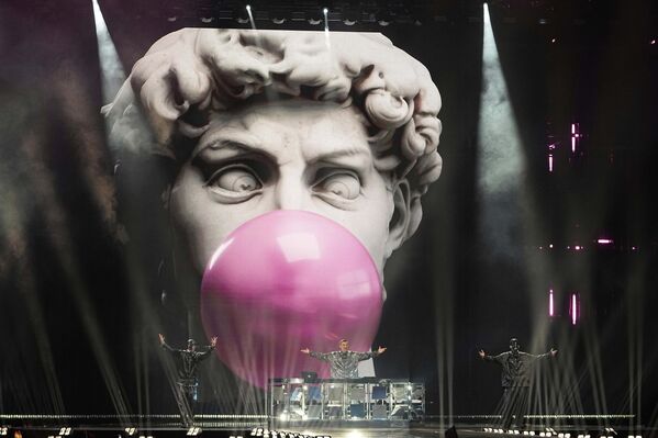 الموسيقي، غابري بونتي، من سان مارينو يؤدي أغنية "Tutta L'Italia" خلال بروفة الحفل النهائي الكبير لمسابقة الأغنية الأوروبية التاسعة والستين، في بازل في سويسرا - سبوتنيك عربي