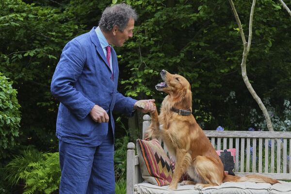البستاني البريطاني، مونتي دون، يصافح كلبه في معرض تشيلسي للزهور التابع للجمعية الملكية للبستنة في لندن - سبوتنيك عربي