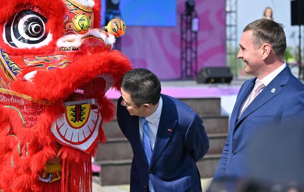 حاكم إقليم خاباروفسك دميتري ديميشين (يمين الصورة) والقنصل العام الصيني في خاباروفسك، جيانغ شياويانغ، يشاركان في المنتدى الروسي الصيني في خاباروفسك - سبوتنيك عربي