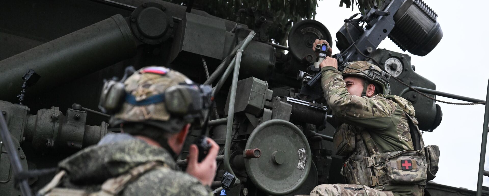 مدفعي طاقم مدفع ذاتي الحركة 2S7M Malka من مجموعة قوات المركز في موقع إطلاق نار في اتجاه كراسنوارميسك في المنطقة العسكرية الشمالية. - سبوتنيك عربي, 1920, 26.07.2025
