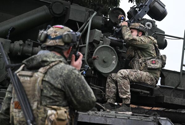 مدفعي طاقم مدفع ذاتي الحركة 2S7M Malka من مجموعة قوات "المركز" في موقع إطلاق نار في اتجاه كراسنوارميسك في المنطقة العسكرية الشمالية. - سبوتنيك عربي