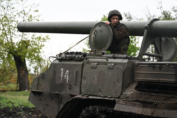 جندي روسي من طاقم المدفع الذاتي الحركة 2S7M "مالكا" لمجموعة القوات المركزية في موقع إطلاق النار في اتجاه كراسنوارميسك في المنطقة العسكرية الشمالية. - سبوتنيك عربي