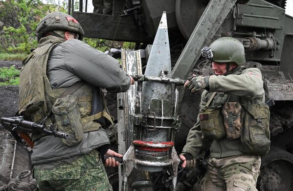 جزء من تجهيز الأعمال القتالية لطاقم المدفع الذاتي الحركة 2S7M "مالكا" من مجموعة قوات "المركز" في اتجاه كراسنوارميسك بالمنطقة العسكرية الشمالية. - سبوتنيك عربي