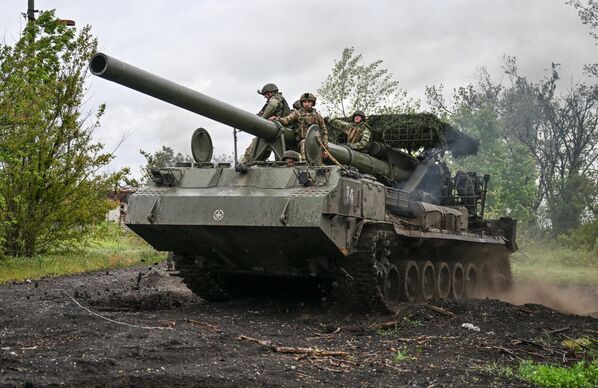 ينتقل طاقم المدفع الذاتي الحركة 2S7M Malka التابع لمجموعة قوات "المركز" إلى موقع إطلاق النار في اتجاه كراسنوارميسكي في المنطقة العسكرية الشمالية. - سبوتنيك عربي