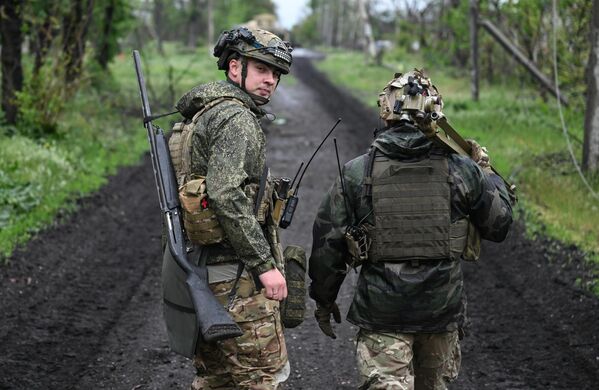 أثناء توجه طاقم المدفع الذاتي الحركة 2S7M Malka لمجموعة قوات "المركز" إلى القتال في اتجاه كراسنوارميسك في المنطقة العسكرية الشمالية. - سبوتنيك عربي