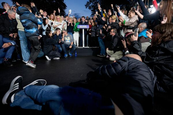 المرشح الرئاسي نيكوسور دان، يتحدث إلى أنصاره بعد إغلاق صناديق الاقتراع للجولة الثانية من الانتخابات الرئاسية المعادة في البلاد في بوخارست، رومانيا. - سبوتنيك عربي