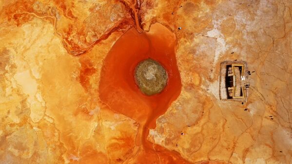 صورة جوية لنبع أيكين في مدينة هايشي، مقاطعة تشينغهاي، الصين. - سبوتنيك عربي