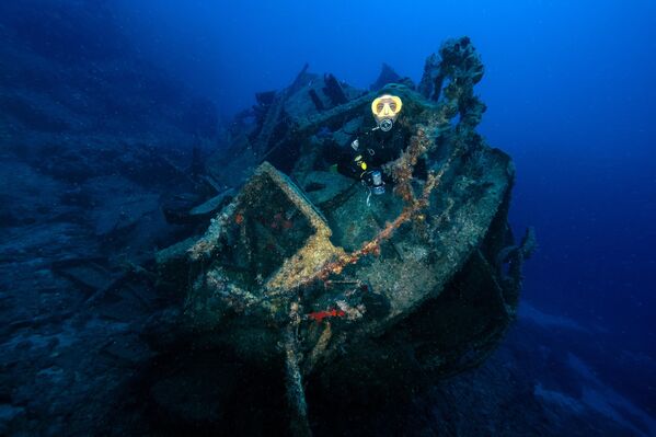 غواصون ينشرون ملصق لأتاتورك والعلم التركي إحياءً لذكرى أتاتورك واحتفالات يوم الشباب والرياضة، بالقرب من سفينة الشحن اليونانية ديميتريس المحطمة التي غرقت قبالة سواحل كاش أثناء عاصفة عام 1968، في أنطاليا، تركيا. - سبوتنيك عربي