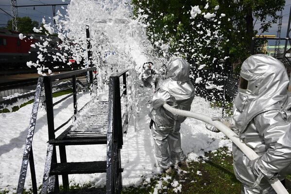 تدريبات لرجال الإطفاء في محطة إنسكايا للسكك الحديدية في غرب سيبيريا في نوفوسيبيرسك، روسيا. - سبوتنيك عربي