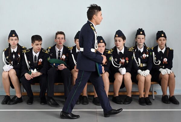 صورة للمشاركين في العرض الاحتفالي لصفوف الكاديت والقوزاق، المخصص للذكرى الثمانين للنصر في الحرب الوطنية العظمى، في سيمفيروبول، روسيا. - سبوتنيك عربي