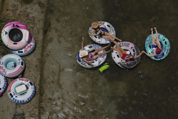 مجموعة من السكان يستمتعون بوقتهم على مياه نهر كومال الباردة، في نيو براونفيلز، تكساس، الولايات المتحدة. - سبوتنيك عربي