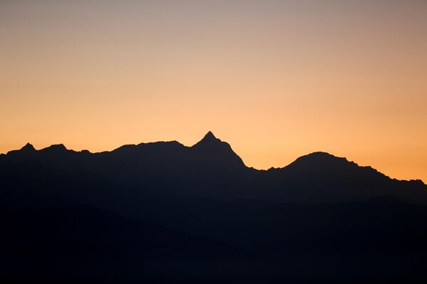 أشعة الشمس تتسلل لتضيء جبال مقاطعة دولاخا، كما يرى من منطقة سايلونغ.  - سبوتنيك عربي