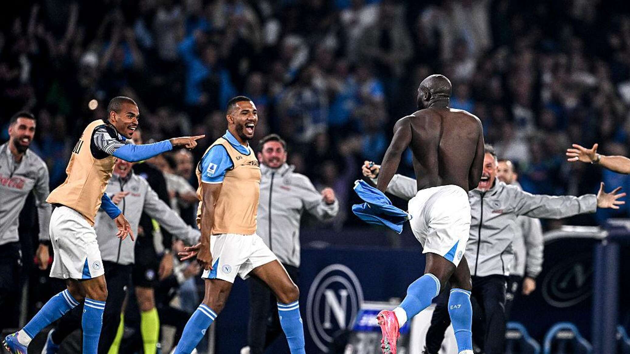 نابولي يتوج بلقب الدوري الإيطالي للمرة الرابعة في تاريخه