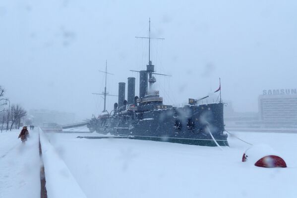 متحف "كروزر أورورا" على جسر بتروجرادسكايا في مدينة سان بطرسبورغ الروسية - سبوتنيك عربي