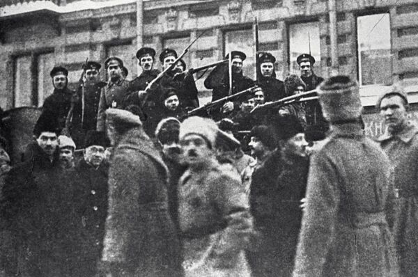 بحارة الطراد الروسي "أورورا" في شوارع بتروغراد في أكتوبر/ تشرين الأول 1917 - سبوتنيك عربي