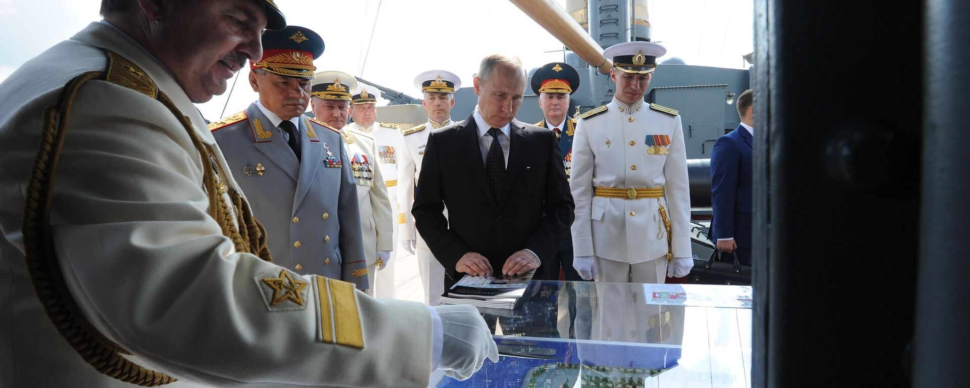 الرئيس الروسي فلاديمير بوتين (الثالث من اليمين) خلال زيارة للطراد أورورا في يوم البحرية في سانت بطرسبرغ. الثاني من اليسار وزير الدفاع الروسي سيرجي شويغو. - سبوتنيك عربي, 1920, 24.07.2025