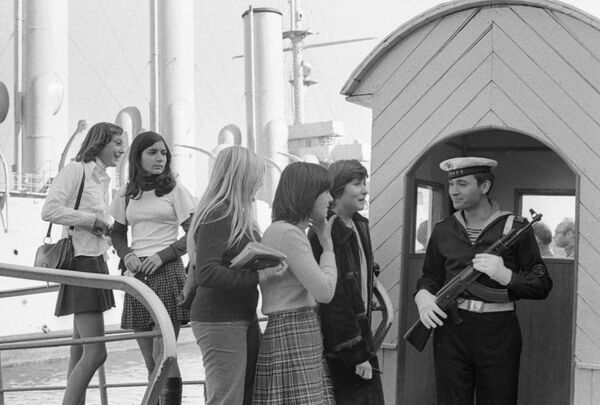 نقطة أمنية عند مدخل متحف "كروزر أورورا" - سبوتنيك عربي