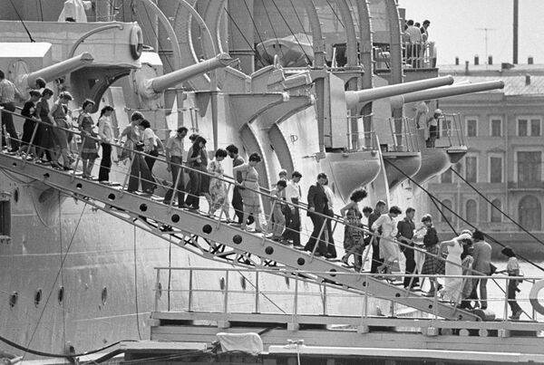 السياح على ممر الطراد "أورورا" - سبوتنيك عربي