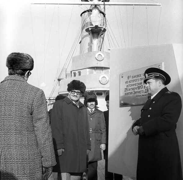 وفد حزب البعث العربي الاشتراكي السوري برئاسة نائب الأمين العام للحزب عبد الله الأحمر (وسط الصورة)، يشارك في أعمال المؤتمر الخامس والعشرين للحزب الشيوعي السوفييتي، على متن الطراد "أورورا" - سبوتنيك عربي