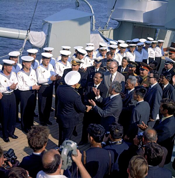 أعضاء الوفد الحزبي والحكومي لجمهورية فيتنام الديمقراطية، على متن الطراد "أورورا" في لينينغراد، خلال زيارة إلى الاتحاد السوفييتي - سبوتنيك عربي