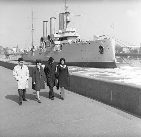 مدير مؤسسة جائزة "هيلا سيلاسي" الأول، برهانو أبيبي، الذي وصل إلى الاتحاد السوفييتي بدعوة من جمعية الصداقة مع شعوب أفريقيا، مع زوجته على ضفاف نهر "نيفا"، بالقرب من الطراد الأسطوري "أورورا" في لينينغراد (سان بطرسبورغ) - سبوتنيك عربي