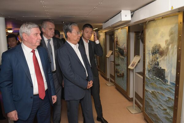 منتدى "بريكس" البرلماني العاشر، زيارة الوفد الصيني للطراد "أورورا". من اليسار إلى اليمين، إيفان ميلنيكوف، النائب الأول لرئيس مجلس الدوما في روسيا الاتحادية، تشاو لي جي، رئيس اللجنة الدائمة للمجلس الوطني لنواب الشعب الصيني - سبوتنيك عربي