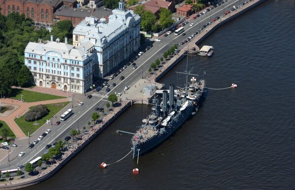 الطراد "أورورا" في مرساه الدائم على جسر "بتروجرادسكايا" على نهر الـ"نيفا" بالقرب من مبنى مدرسة "ناخيموف" البحرية في مدينة سان بطرسبورغ الروسية - سبوتنيك عربي