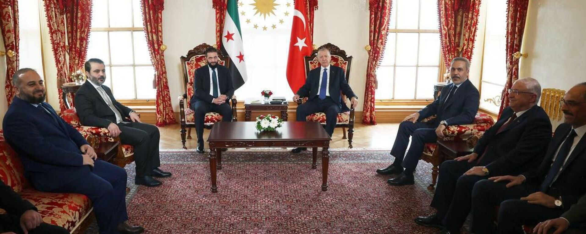 الرئيس التركي رجب طيب أردوغان مع الرئيس السوري أحمد الشرع في قصر دولما بهتشة بمدينة إسطنبول.

 - سبوتنيك عربي, 1920, 24.05.2025