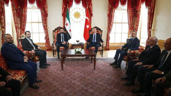 الرئيس التركي رجب طيب أردوغان مع الرئيس السوري أحمد الشرع في قصر دولما بهتشة بمدينة إسطنبول.

 - سبوتنيك عربي