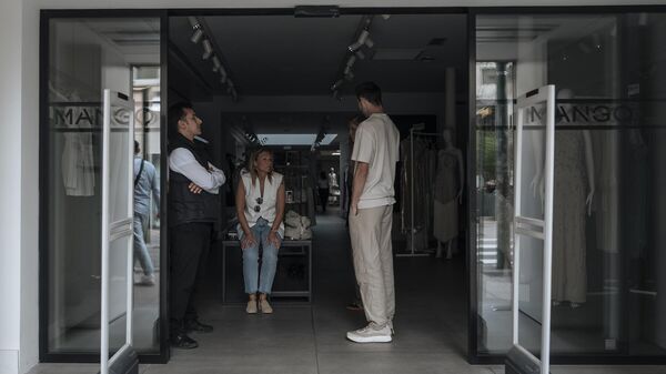 موظفو متجر ينتظرون أثناء انقطاع الكهرباء في كان، جنوب فرنسا، 24 مايو/ أيار 2025 - سبوتنيك عربي