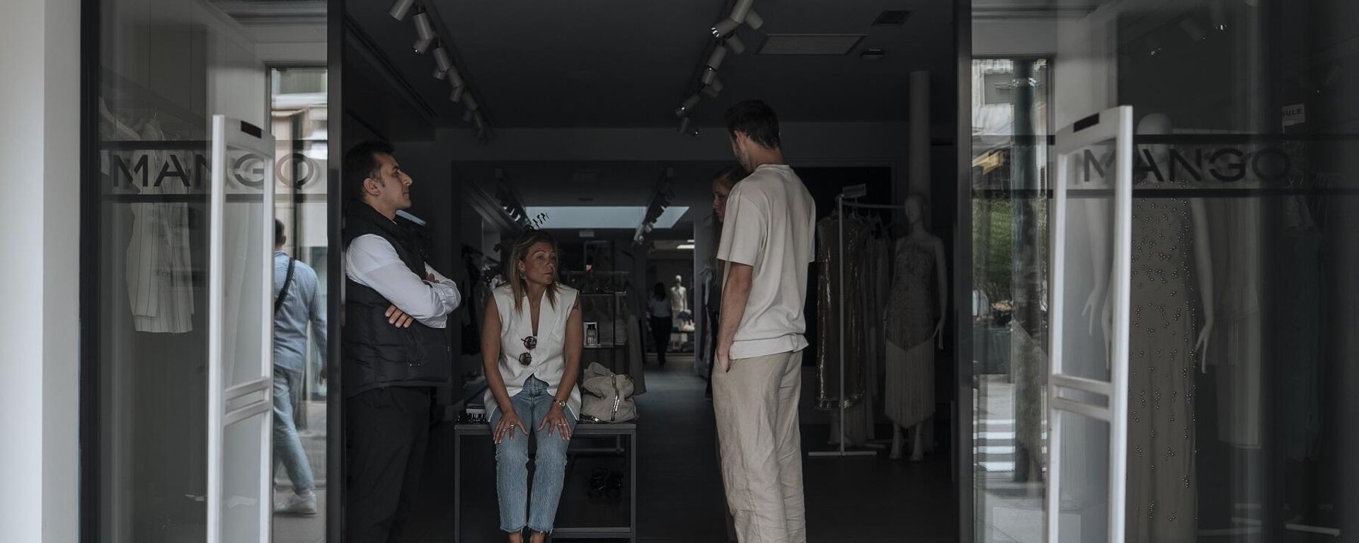 موظفو متجر ينتظرون أثناء انقطاع الكهرباء في كان، جنوب فرنسا، 24 مايو/ أيار 2025 - سبوتنيك عربي, 1920, 25.05.2025