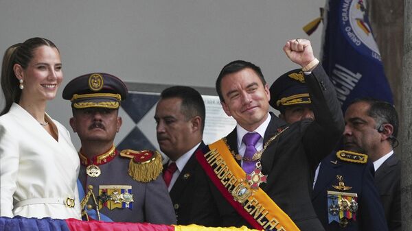 الرئيس الإكوادوري دانييل نوبوا وزوجته لافينيا فالبونيسي يستقبلان المؤيدين من شرفة القصر الرئاسي بعد حفل أداء اليمين الدستورية لولاية ثانية في كيتو، الإكوادور، السبت 24 مايو 2025. - سبوتنيك عربي