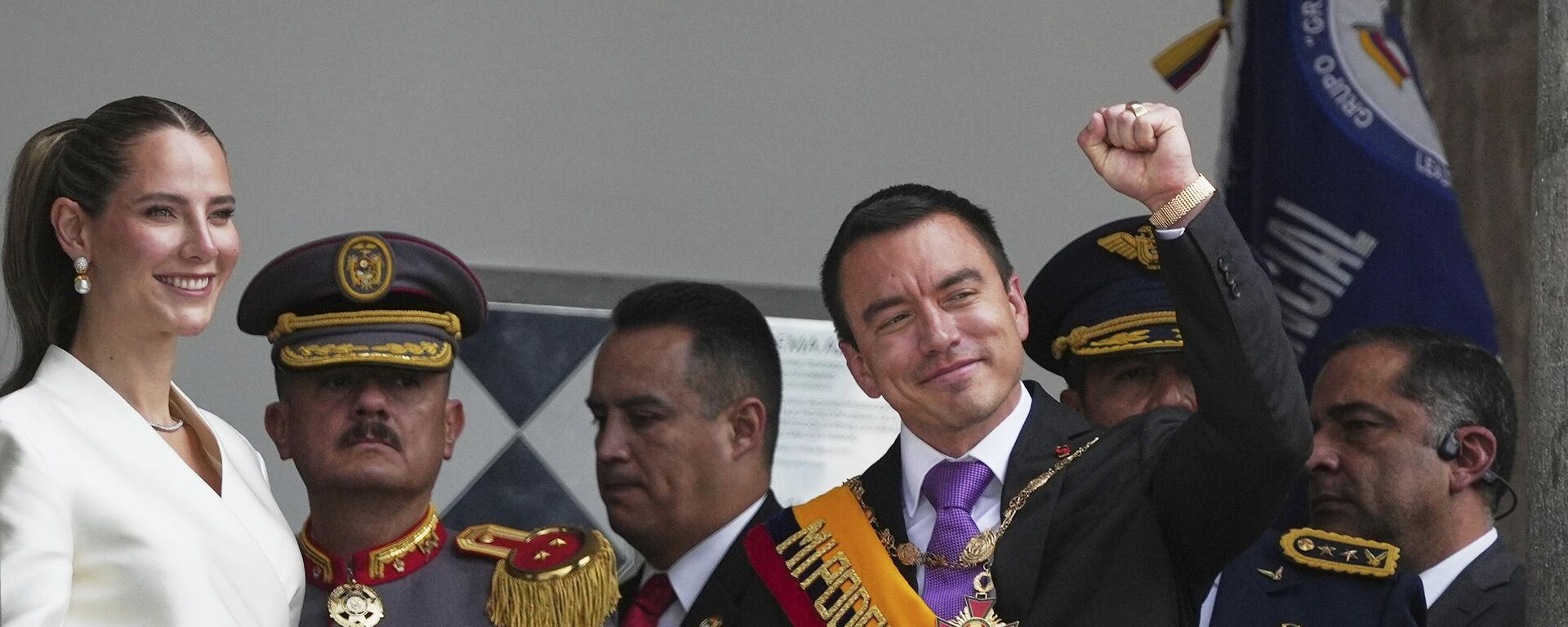 الرئيس الإكوادوري دانييل نوبوا وزوجته لافينيا فالبونيسي يستقبلان المؤيدين من شرفة القصر الرئاسي بعد حفل أداء اليمين الدستورية لولاية ثانية في كيتو، الإكوادور، السبت 24 مايو 2025. - سبوتنيك عربي, 1920, 07.10.2025