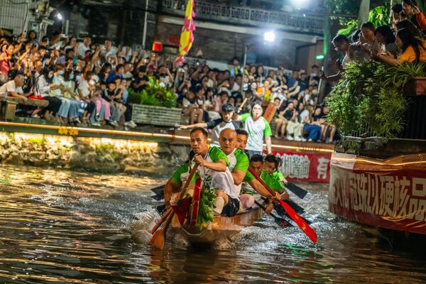 تدريب ليلي استعدادًا لمهرجان &quot;قوارب التنين&quot; في مدينة فوشان في مقاطعة قوانغدونغ الصينية - سبوتنيك عربي