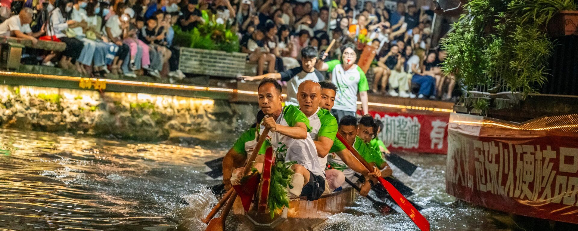 تدريب ليلي استعدادًا لسباق قوارب التنين في مدينة فوشان بمقاطعة قوانغدونغ في الصين - سبوتنيك عربي, 1920, 26.05.2025
