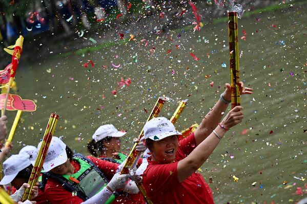 يشارك الناس في مهرجان &quot;قوارب التنين&quot; في مدينة قوانغتشو في مقاطعة غوانغدونغ الصينية، حيث بدأت مدينة قوانغتشو سلسلة من الفعاليات استعدادًا لمهرجان &quot;قوارب التنين&quot; - سبوتنيك عربي